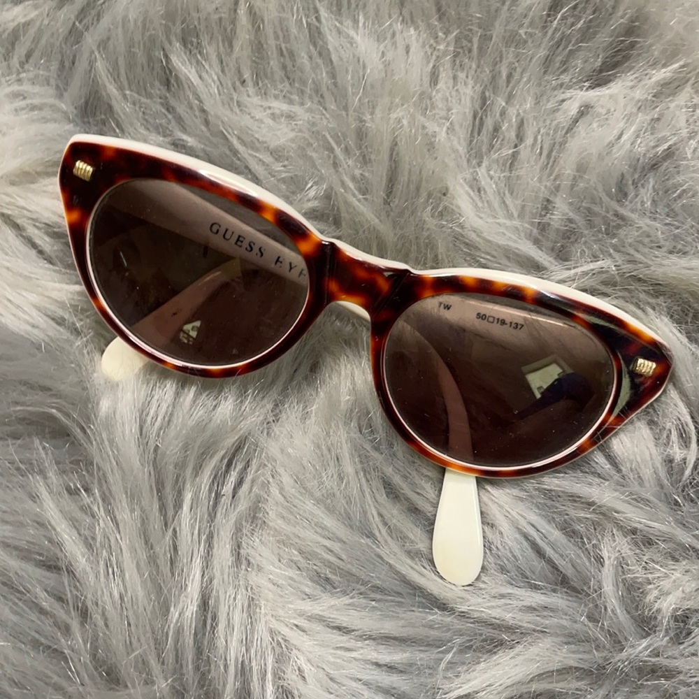 Vintage GUESS Tortoise white and gold Sunnies ☀️